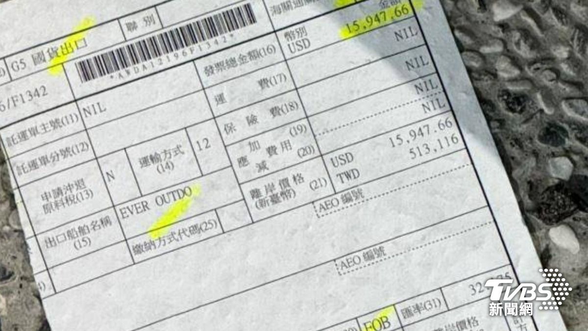 出貨單滿天飛,灑滿快慢車道。(圖/TVBS)