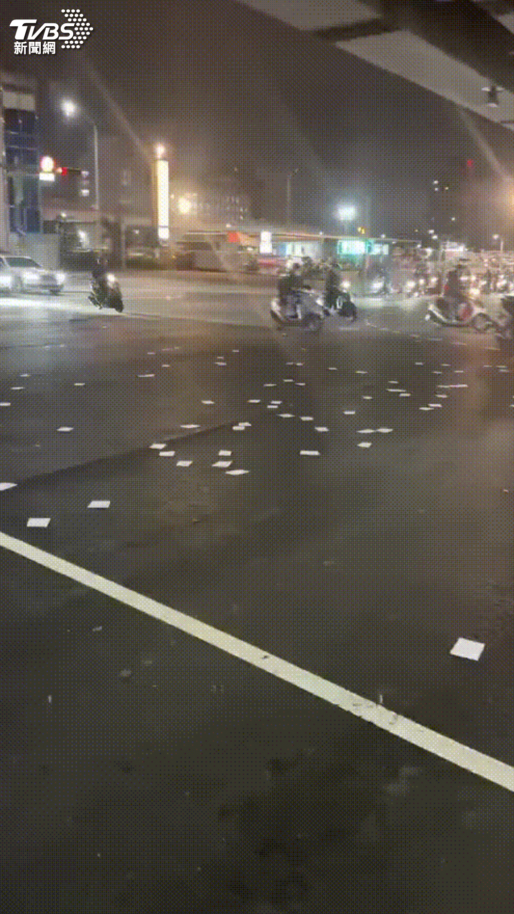 出貨單滿天飛,灑滿快慢車道。(圖/TVBS)