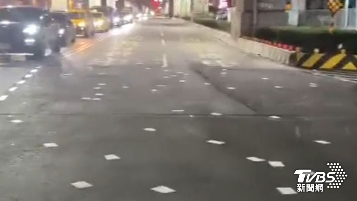 獨家/天女散花?海關出貨單滿天飛 灑滿快慢車道、人行道