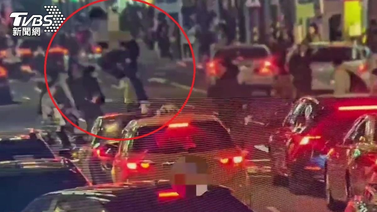 赤膊男大鬧西門商圈 爬車狂跳車頂遭警方壓制