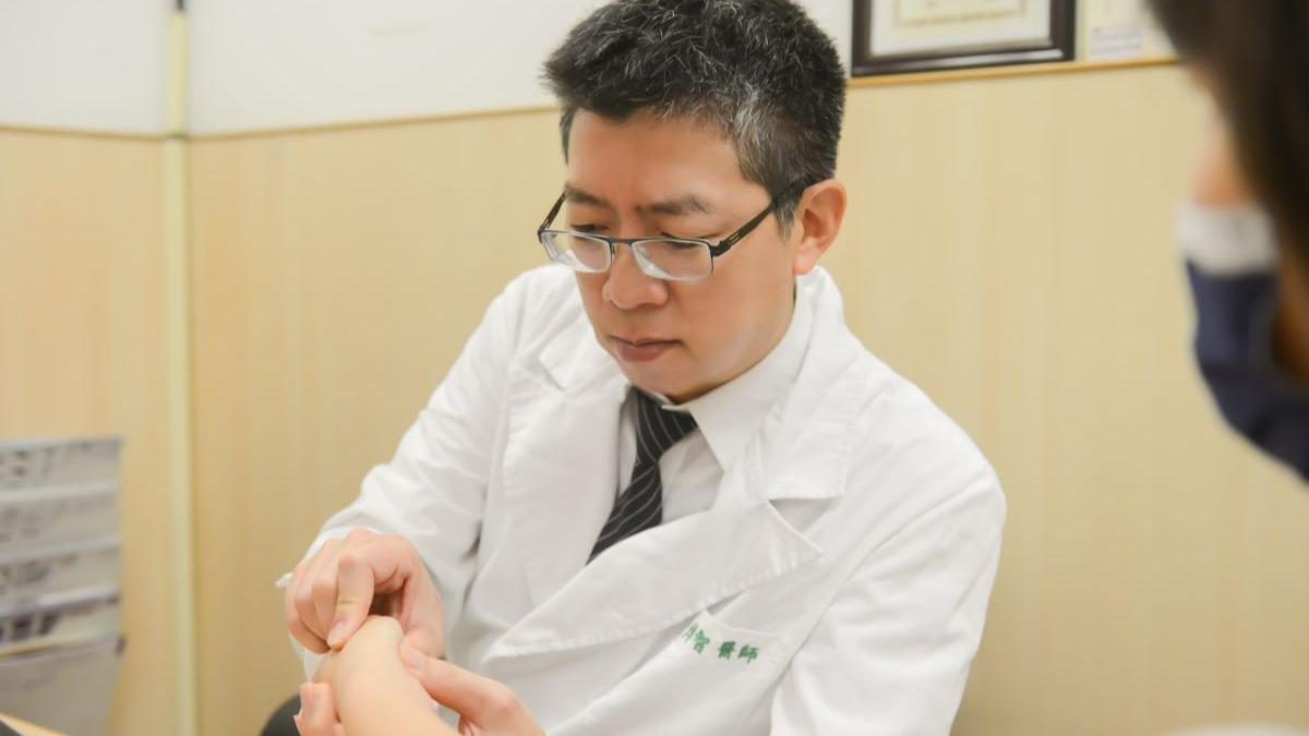 拇指無力手腕痛!美髮師洗頭洗到關節磨損 開瓶蓋、扭毛巾都不行