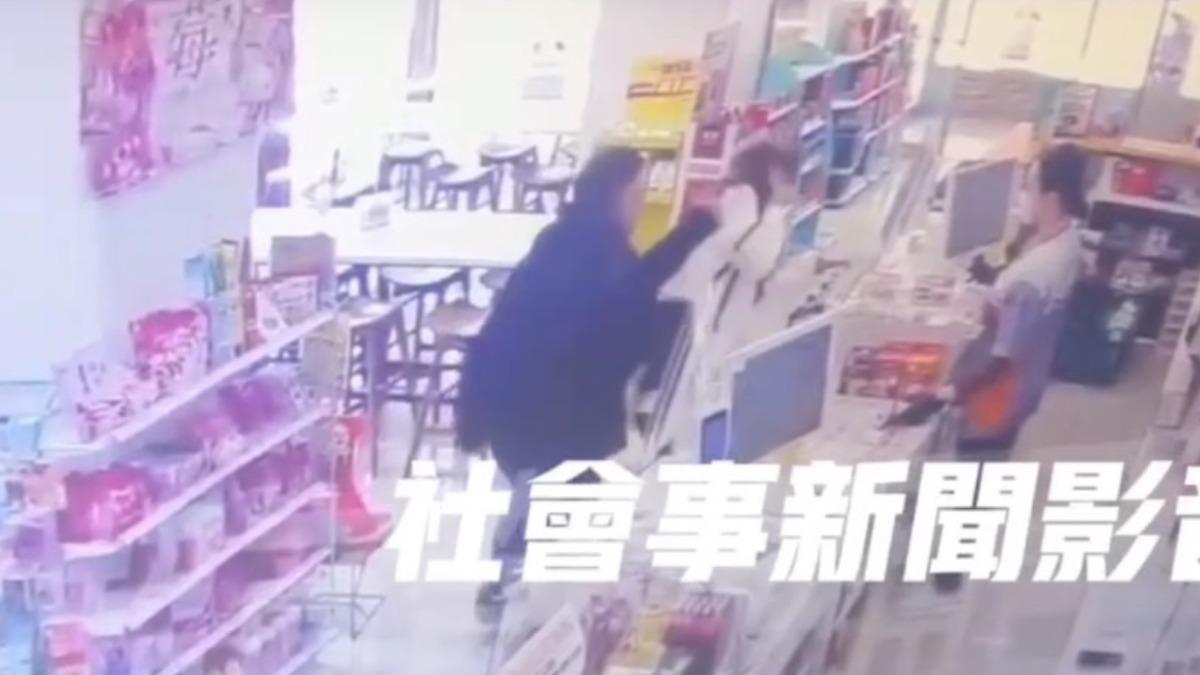 有片/台中男連續隨機攻擊!逛超商打陌生人 等紅燈又痛毆騎士
