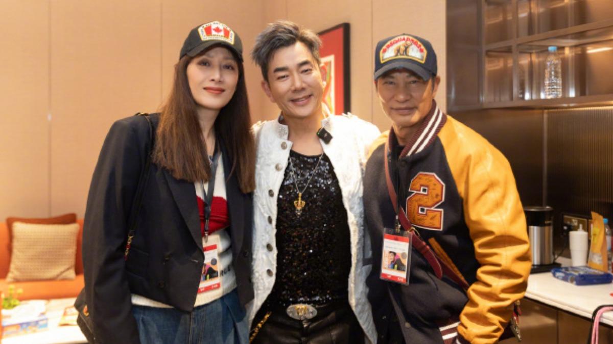 任賢齊(中)開心曬出和任達華夫妻的合照。(圖/翻攝自任賢齊微博)
