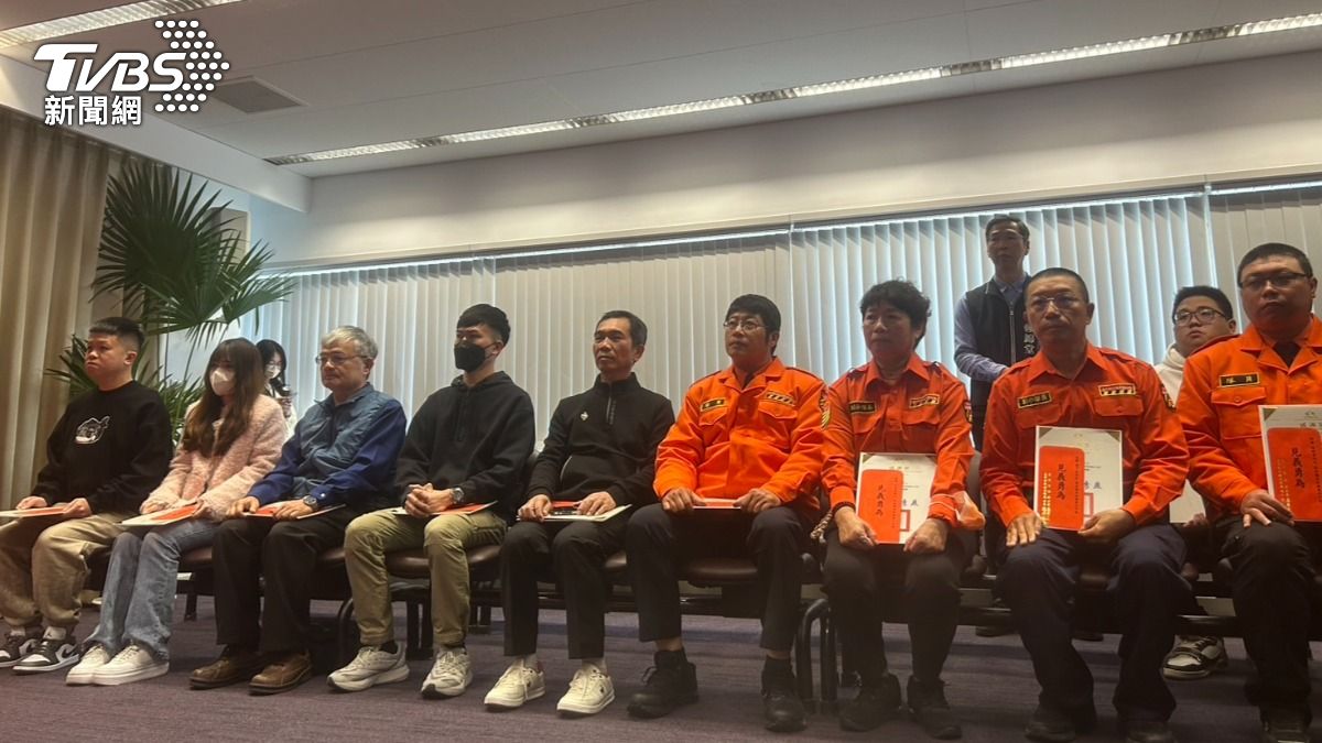 新光三越氣爆釀憾!11名英雄捨身救人 盧秀燕鞠躬發8萬獎金
