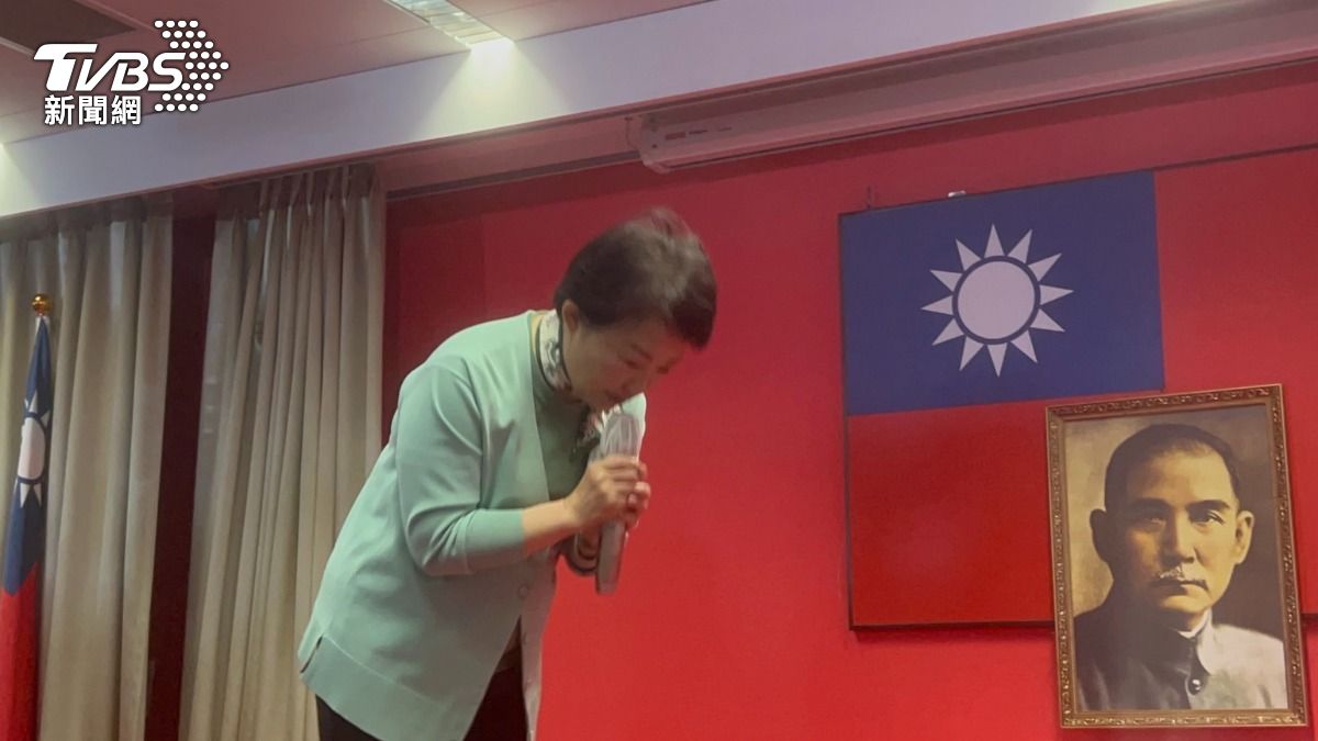 盧秀燕三度鞠躬致謝。(圖/林冠丞攝)