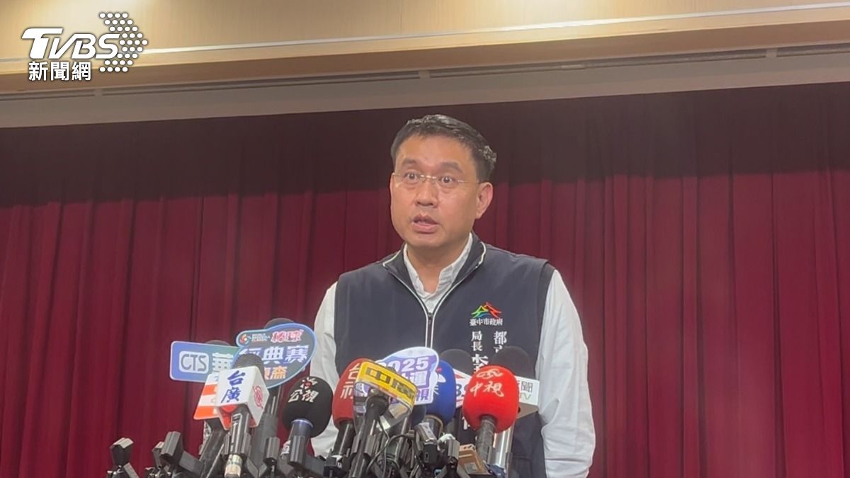 台中市政府都發局局長李正偉表態,新光三越今日沒拆除危險物,將重罰30萬。(圖/林冠丞攝)