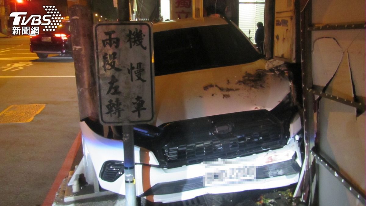 有片/又是酒駕!台中男轉彎撞進騎樓卡住 險甩飛2停等騎士