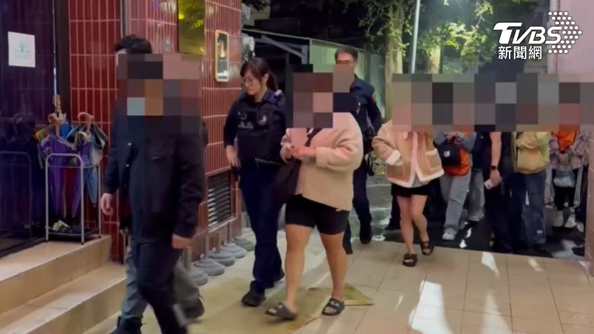警方還在現場查獲其他女服務生,其中包含越南籍的18歲黎女與19歲阮女,兩人皆為逾期居留。(圖/TVBS)