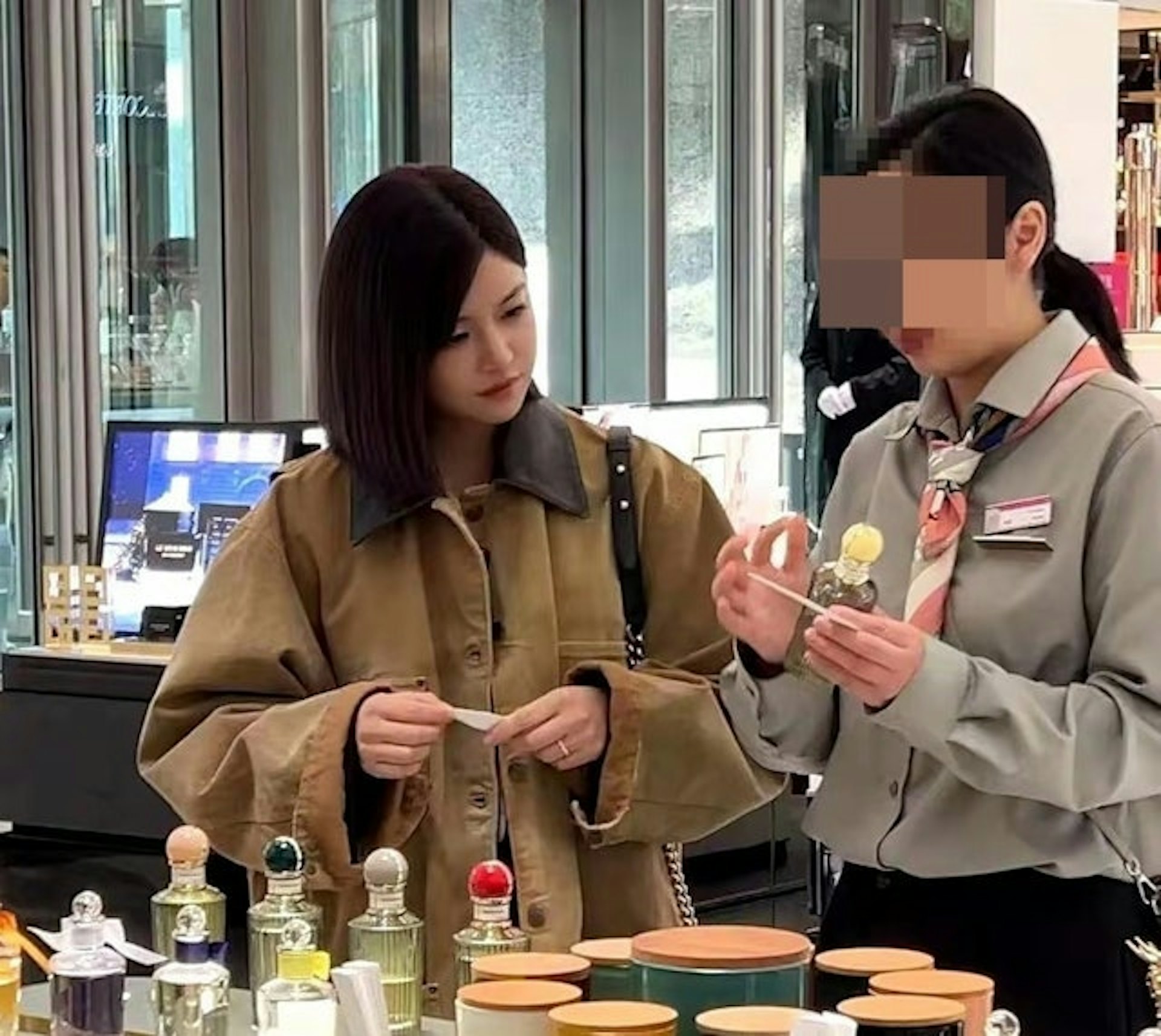 陳妍希被直擊帶著婚戒逛商場。(圖/翻攝自微博)