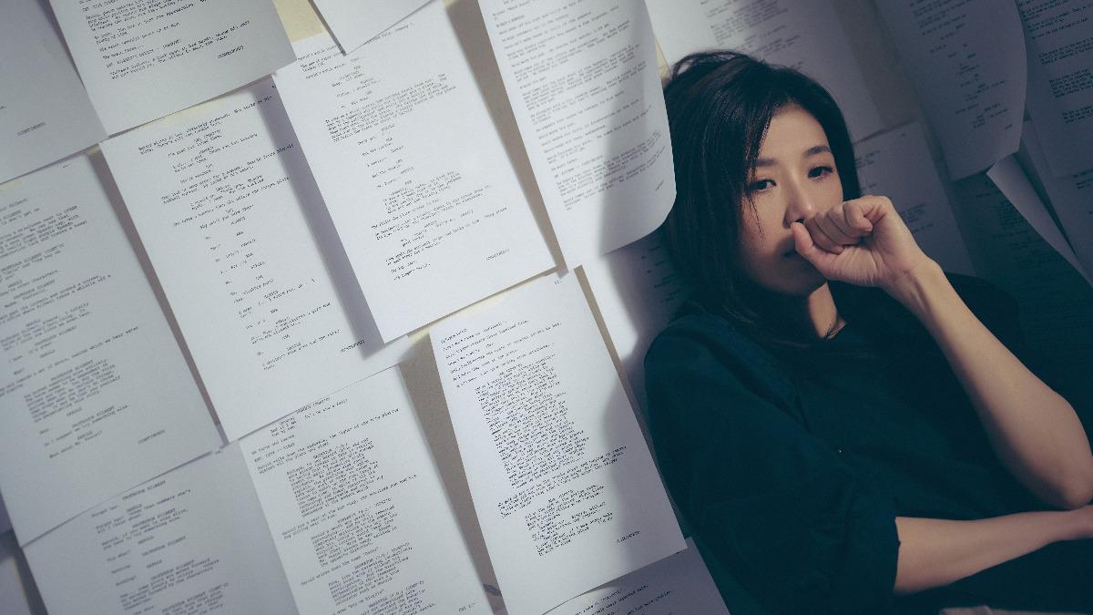 蘇慧倫在MV裡詮釋深受感情所困的狀態。(圖/相信音樂提供)