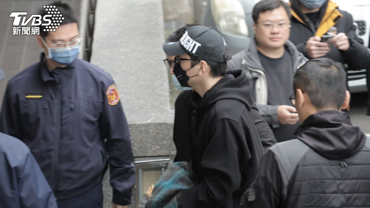 藝人王大陸涉嫌躲避兵役被帶回偵辦。（圖／潘建樺攝）