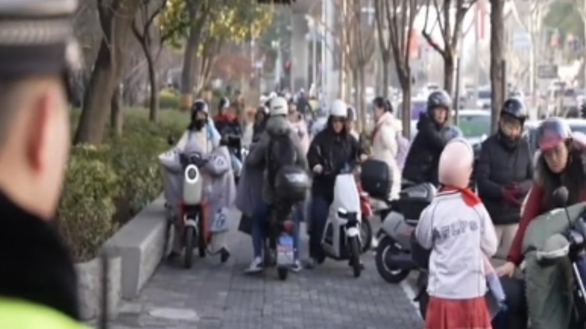 上海公安在中小學開學日當天，出動四萬名警力維持校園周邊安全。（圖／上海東方衛視）