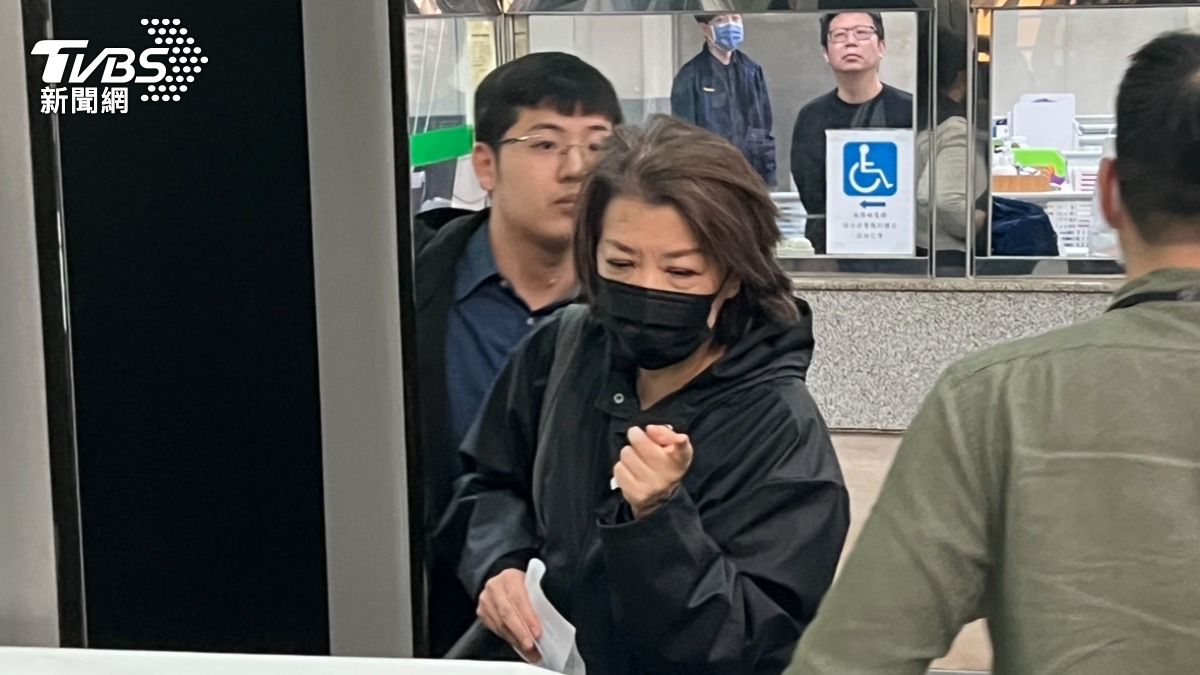 經紀人到地檢署幫王大陸辦理交保。（圖／張貴翔攝）