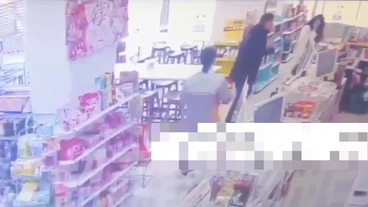 翁男到超商隨機毆打女子。(圖/左:翻攝自社會事新聞影音)