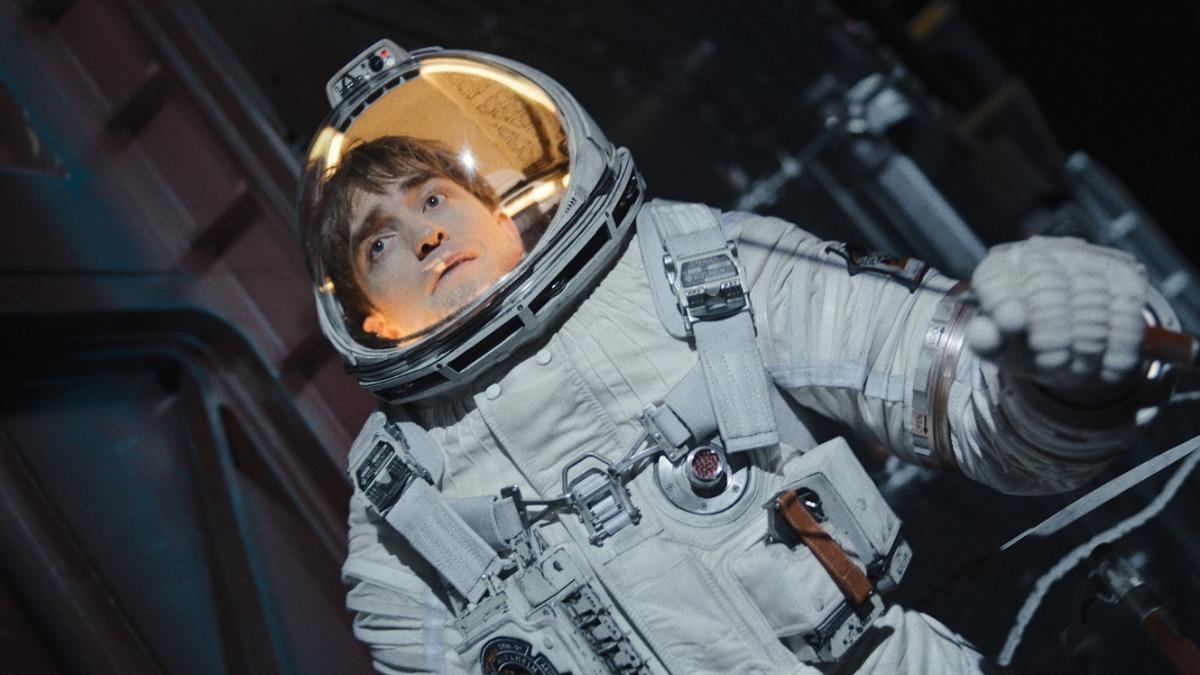 羅伯派汀森變可憐社畜！　《米奇17號》受封「奉俊昊最棒作品」