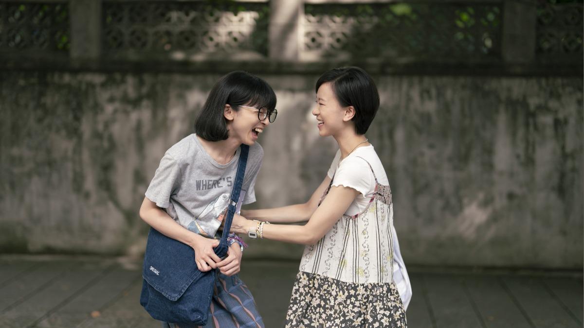項婕如、陳姸霏在片中的溫暖友誼十分動人。(圖/興揚電影提供)