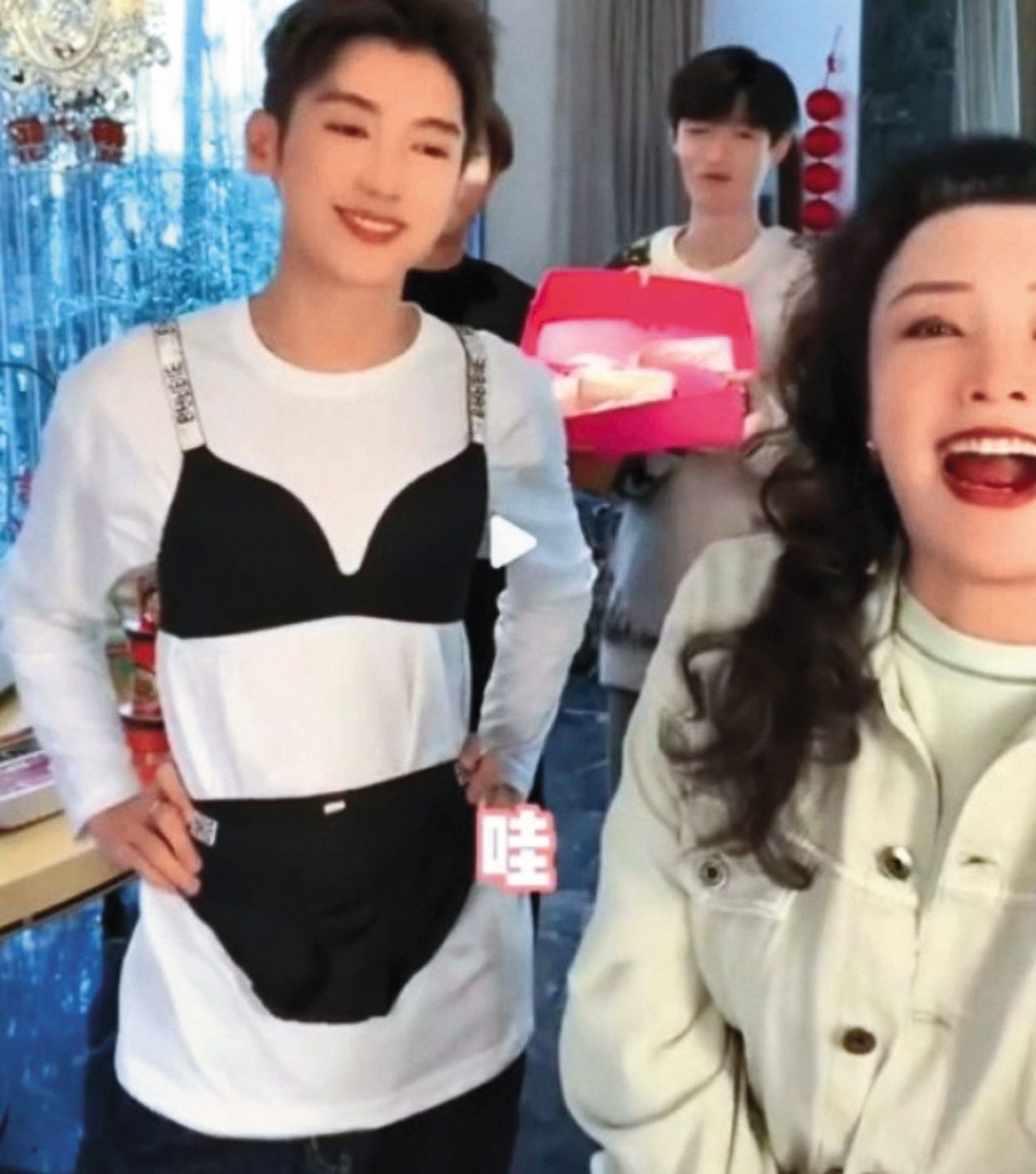 之前張蘭（右）直播模仿大S去祭拜小S公公許慶祥，還拿出胸罩嘲諷走光；她跟兒子汪小菲常被罵拿大S炒流量。（圖／翻攝自張蘭微博）