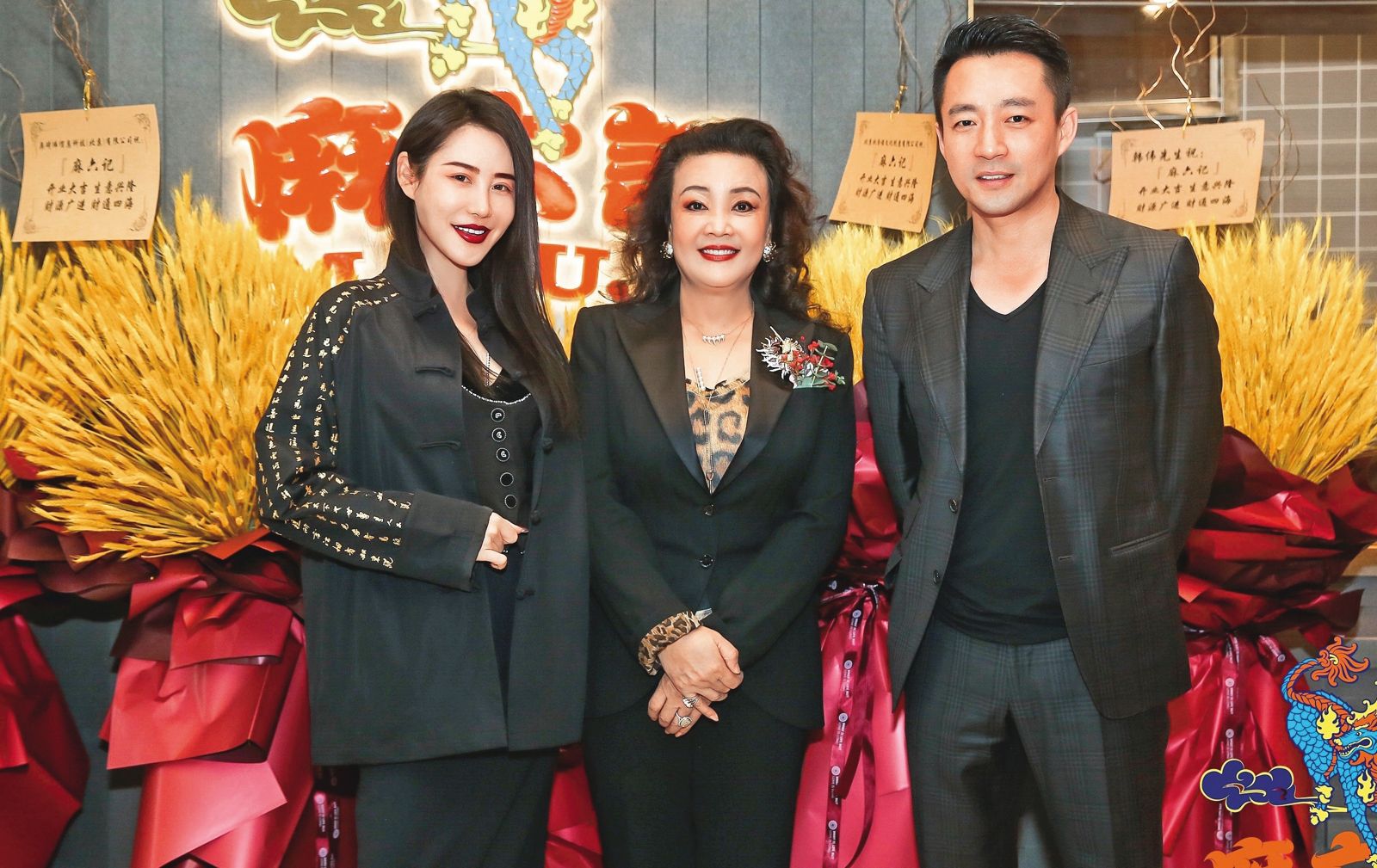 5年前，汪小菲（右）與媽媽張蘭（中）在北京開新餐廳「麻六記」，日前傳出要來台展店，如今宣告破局。左為北京網紅左岸瀟。（圖／翻攝自左岸瀟微博）