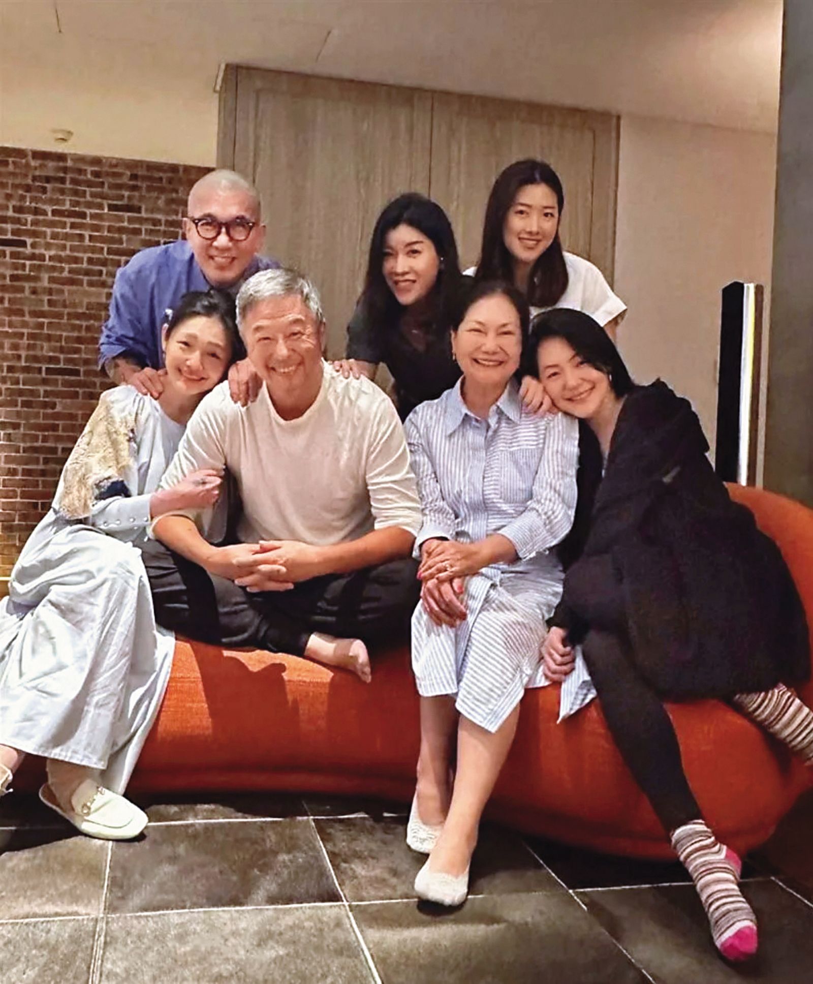 當初S媽(前排右2)很反對大S(前排左1)、具俊曄(後排左)結婚,甚至不願見新女婿。不過後來大S、具俊曄、小S(前排右1)、S媽曾到王偉忠(前排左2)夫婦家中聚會。後排中為王偉忠老婆林慧晶,後排右為王偉忠愛女。(圖/翻攝自林慧晶IG)