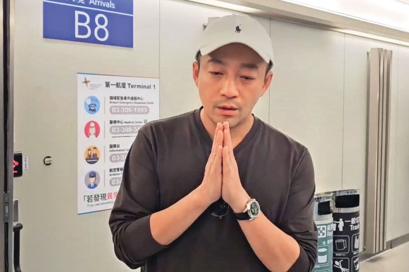 聽聞大S過世,汪小菲趕忙飛抵台灣,一舉一動都在媒體鏡頭前曝光,但挨轟打造深情人設。(圖/桃園機場記者聯誼會提供)
