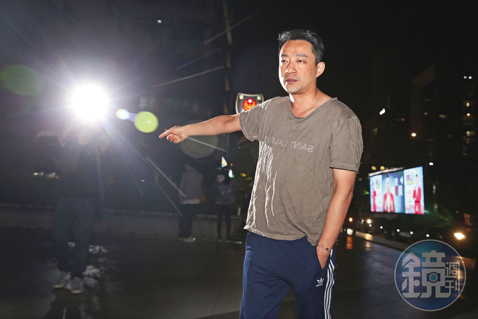 去年3月,喝醉的汪小菲擅闖大S家,並且舉報她長期濫用藥物,當時保母還急搶手機滅火,警告「等你清醒就知道。」(圖/鏡週刊)