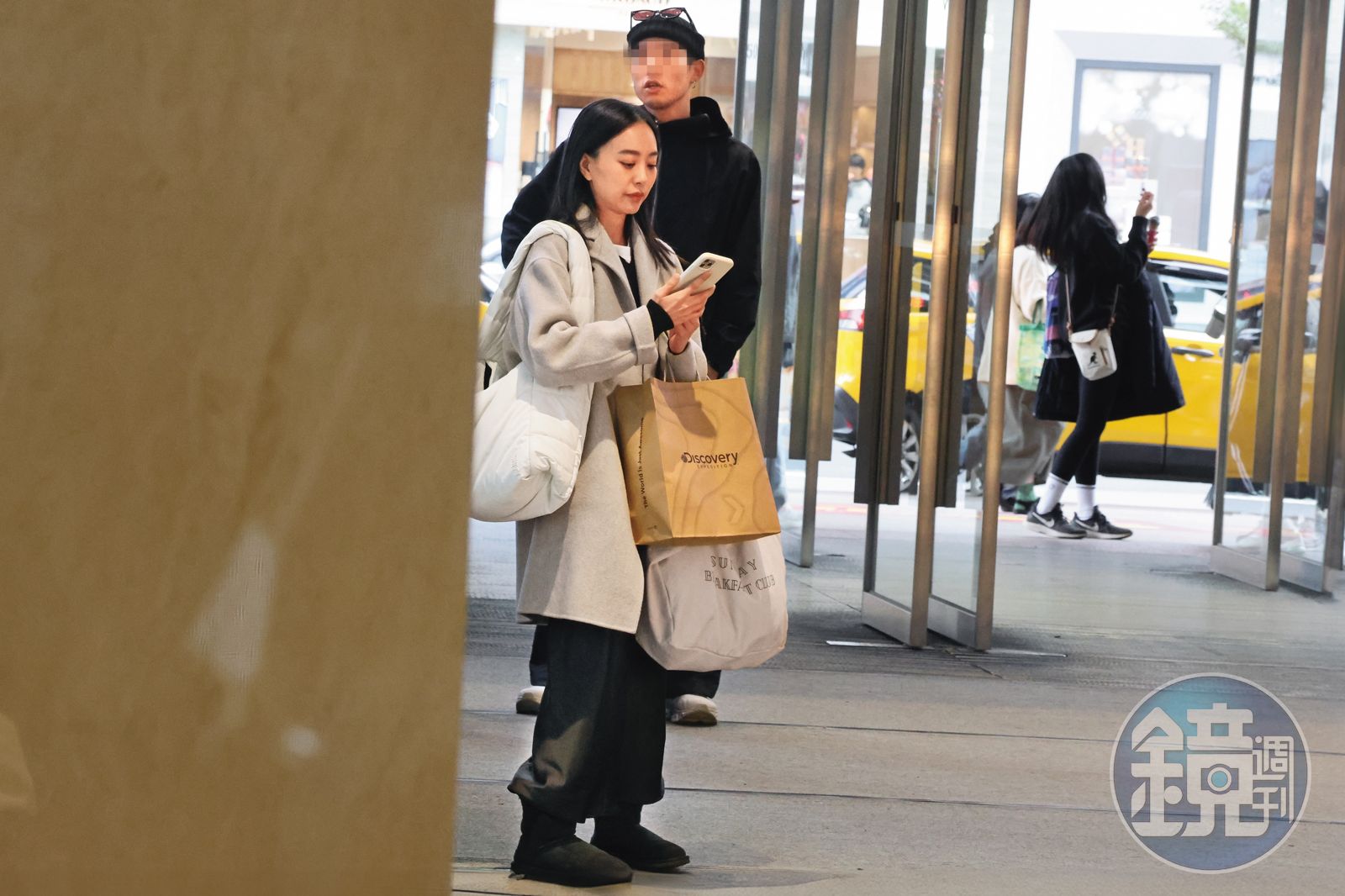 1/16,14:48,劉容嘉主持完時尚活動後,在百貨公司門口等車接送。(圖/鏡週刊)
