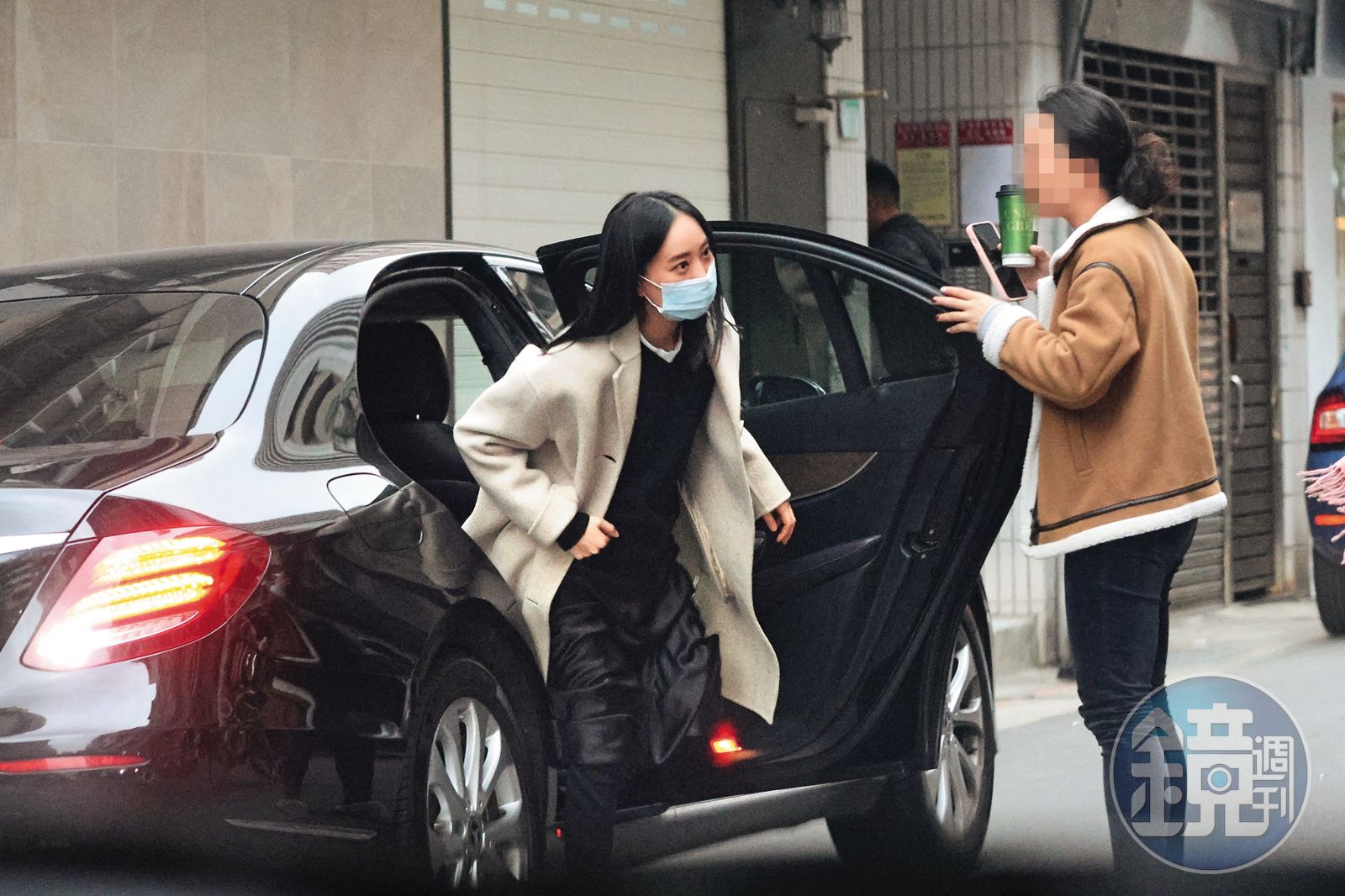 1/16,15:27,劉容嘉(左)和女性親友先搭車到北市仁愛路某處,她下車拿了東西後又返回。(圖/鏡週刊)