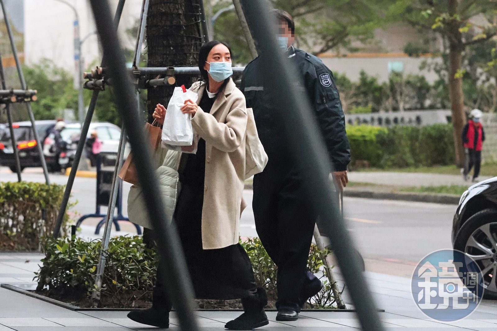 1/16,15:49,劉容嘉由司機接送,送她返回敦化南路市價逾新台幣二億元的豪宅。(圖/鏡週刊)