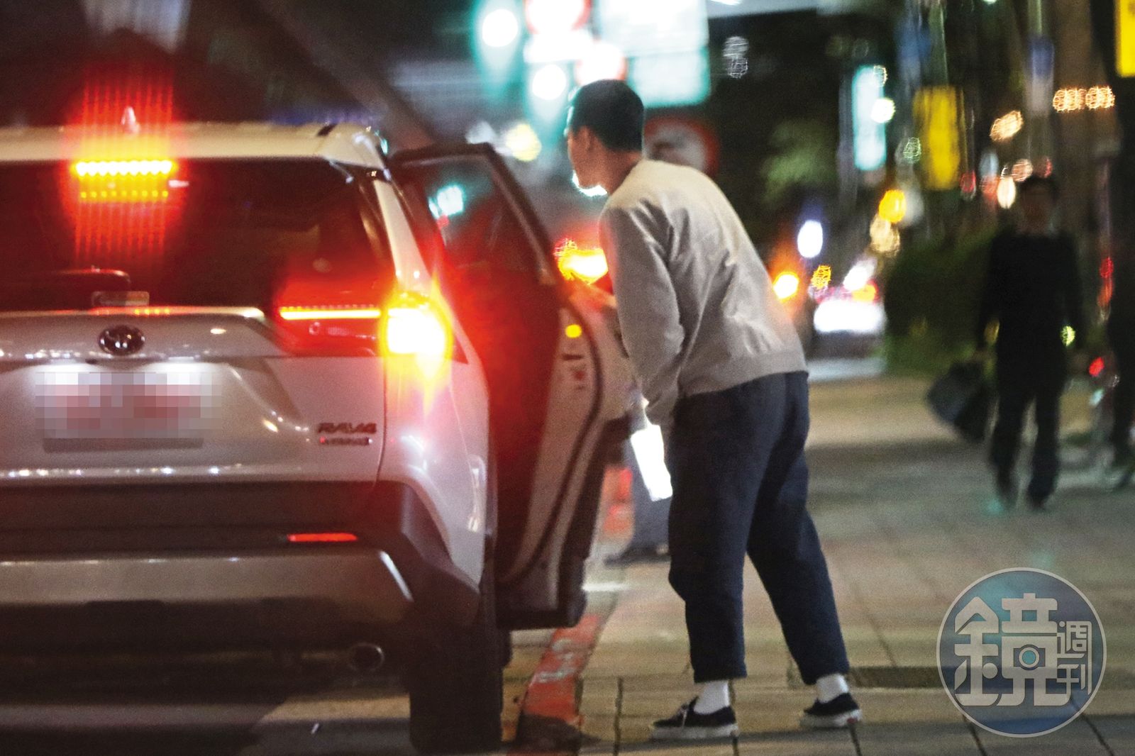 1/16,20:57,劉容嘉男友在東區就先行下車,趕赴其他行程。(圖/鏡週刊)