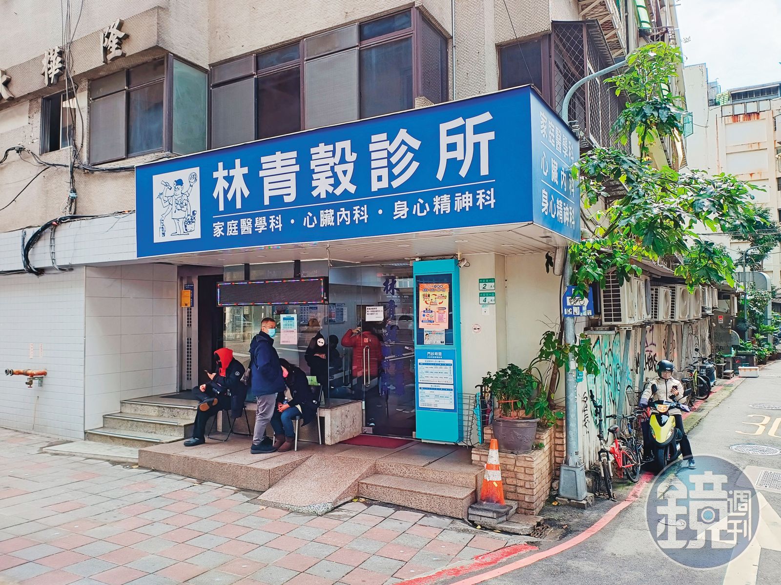 小美(下)提供與名醫林青穀(上)的親密床照,指控林隱婚、騙她上床。(圖/讀者提供)