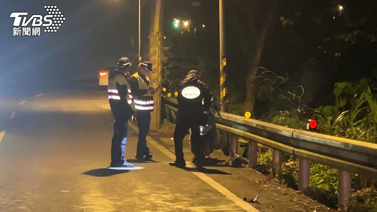 機車騎士自撞後傷重身亡，鑑識人員在現場採證。（圖／TVBS）