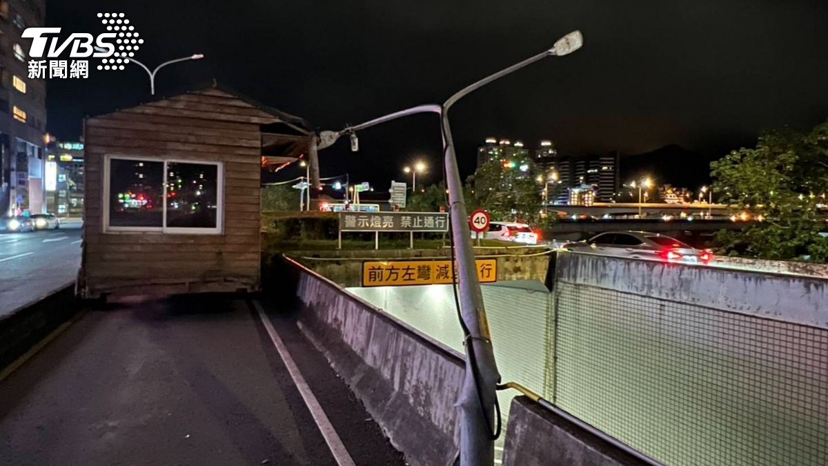 「小木屋」馬路上奔馳!下秒撞斷路燈 超扯事故路人全看傻
