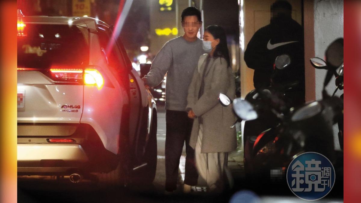 1／16，20：48，在鰻魚飯餐廳吃了約90分鐘，劉容嘉（右）和男友（左）搭多元計程車離開，男方貼心為她開車門。（圖／鏡週刊）