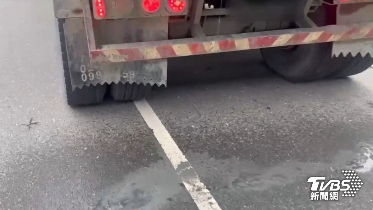 砂石車滲漏,沿路滴滴答答。(圖/TVBS)