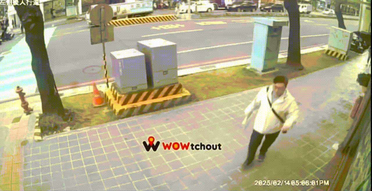 婦人被撞後當場倒地翻滾多圈。(圖/翻攝自WoWtchout - 地圖型行車影像分享平台)
