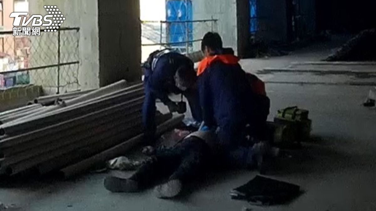 工人吃早餐「心臟停了」！警、消聯手急救　10分鐘救回一命