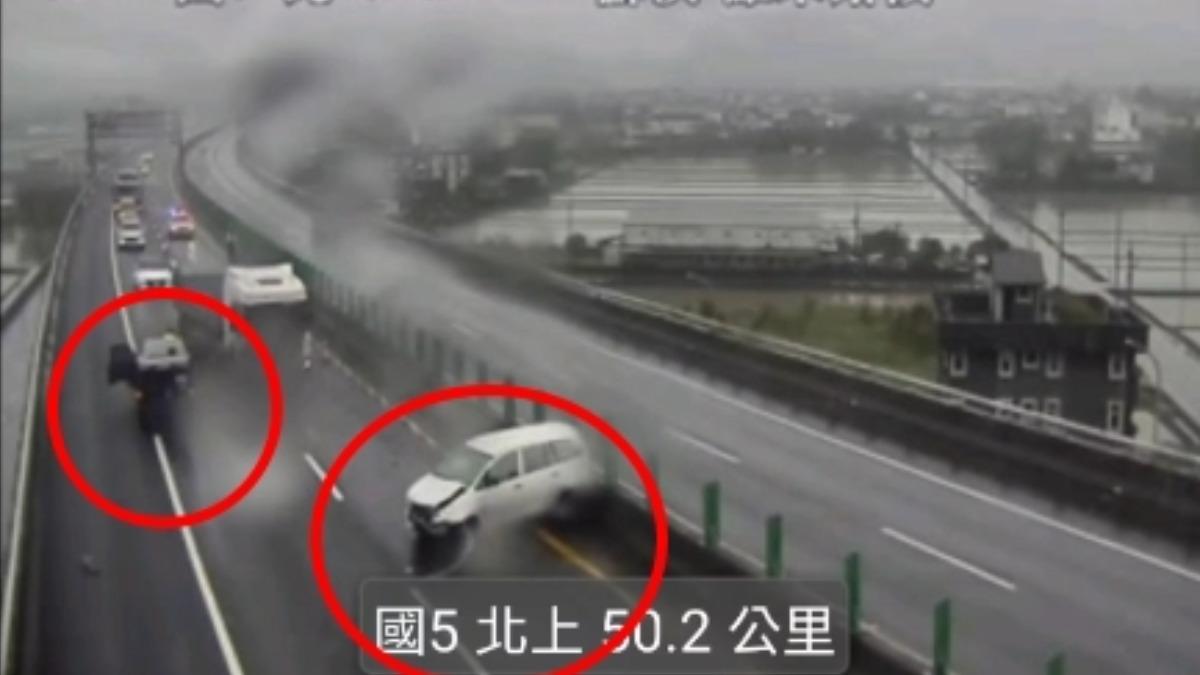 跟太近出事!國五羅東段廂型車「追撞轎車」 車頭嚴重毀損