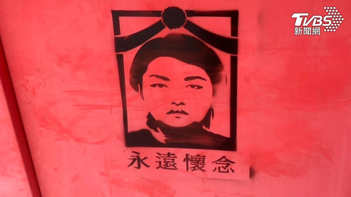 背後毛毛的!台南仁德公車亭被噴「告別式遺照」詭異畫面曝