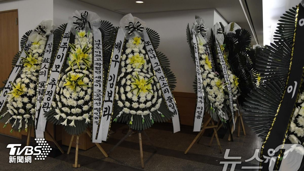 金賽綸靈堂外擺滿悼念的花圈。(圖/News1提供)