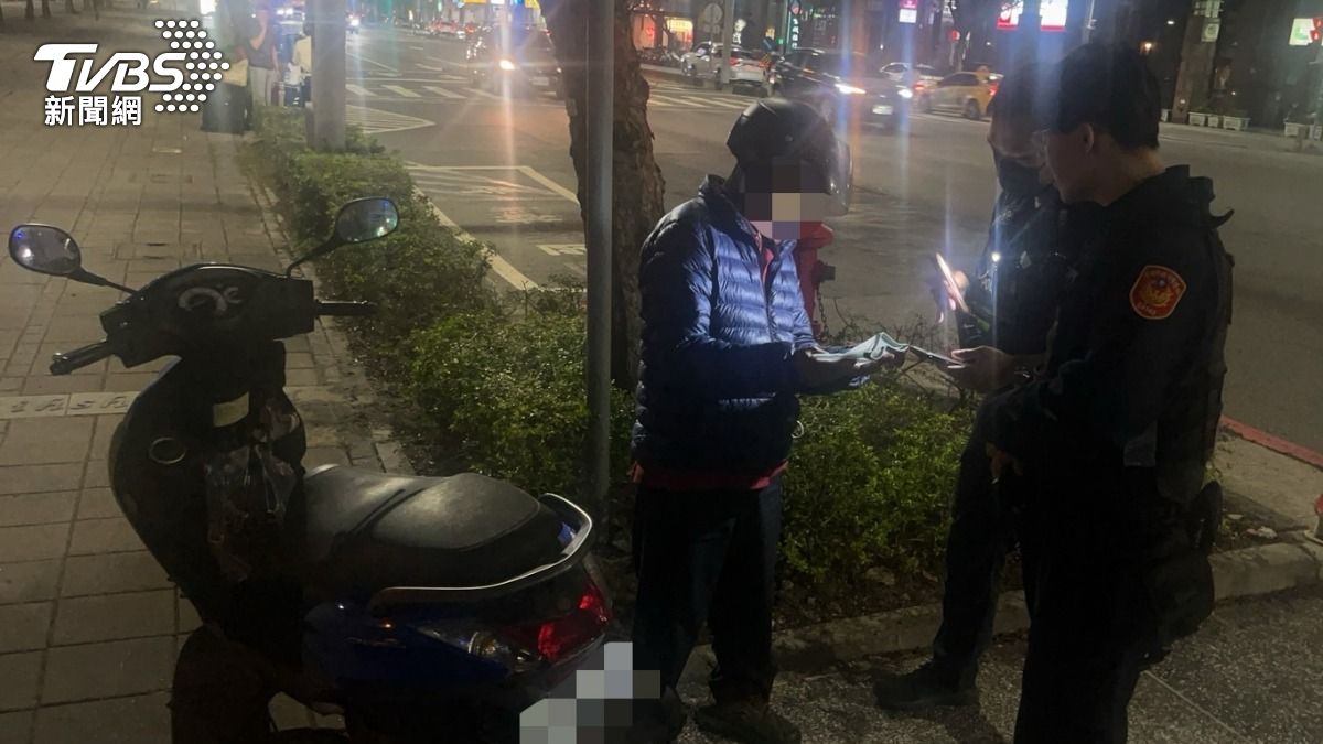 林翁拒絕警方護送，堅持尋找返家方向。（圖／TVBS）