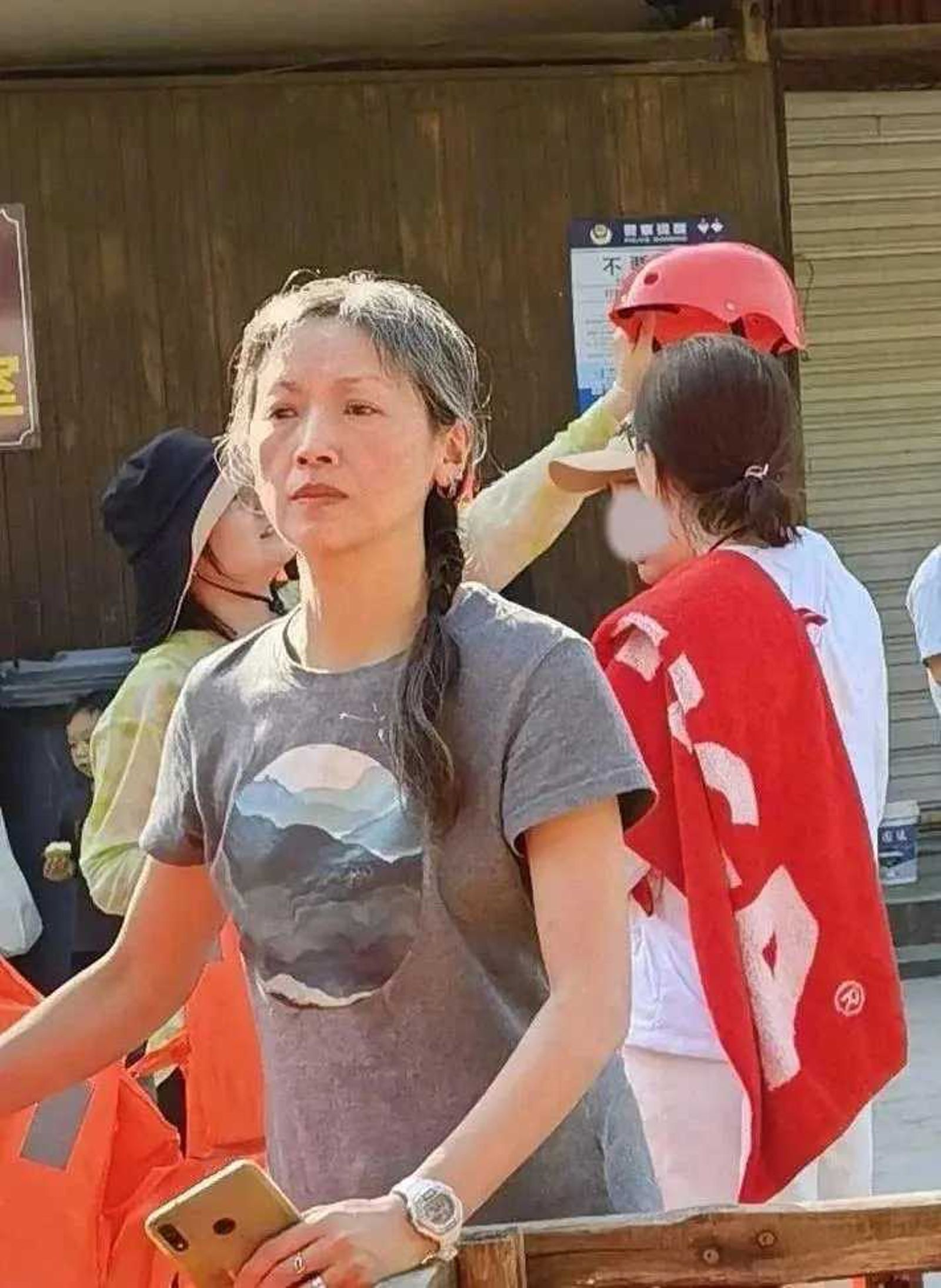 最近有網友在網上分享吳倩蓮素顏近照，一頭白髮讓許多網友感到驚訝。（圖／翻攝微博）