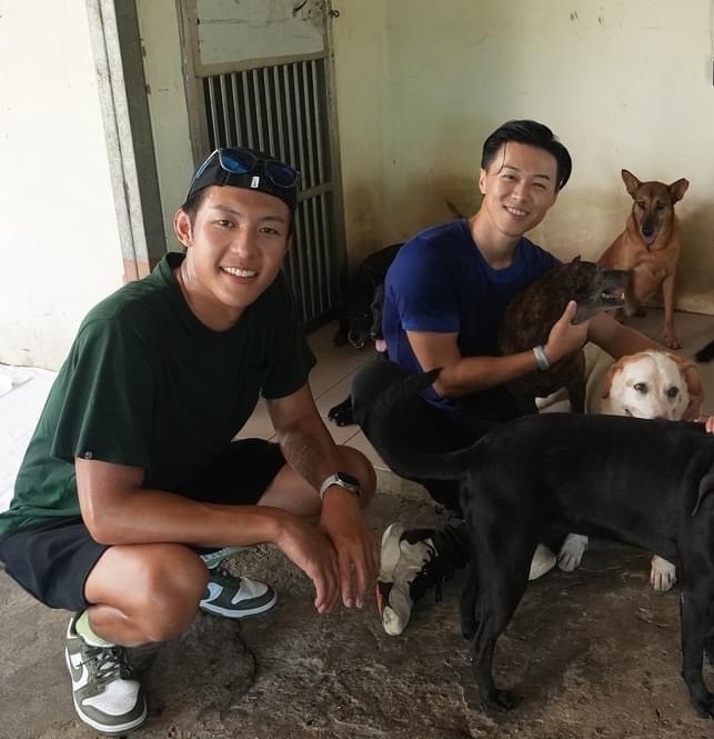 劉丞(左)和游書庭一起到動物之家擔任打掃義工。(圖/艾迪昇傳播提供)