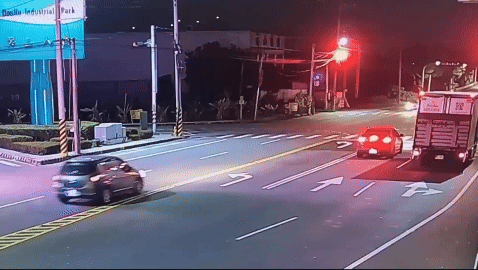 汽車離奇詭偏。（圖／TVBS）