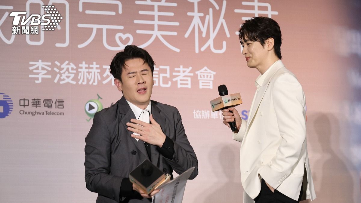 主持人(左)的活潑表現讓李浚赫深感跟他一見如故。(圖/張哲鳴攝)