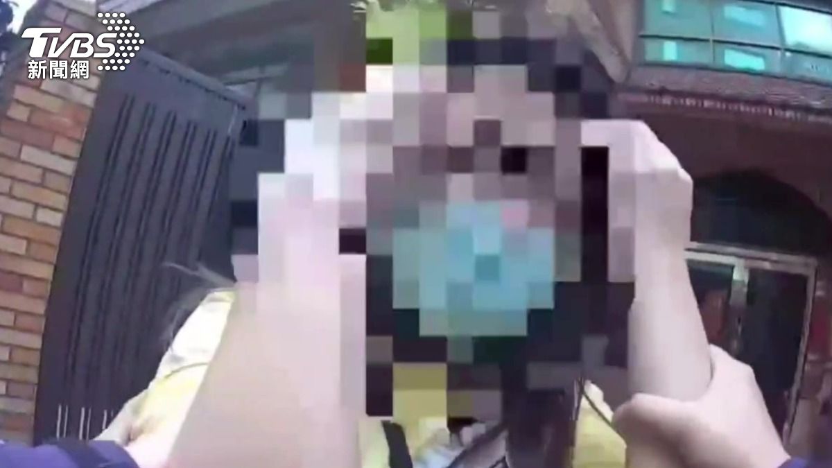 女子被逮後還要求在拘留室內敷面膜。(圖/TVBS)
