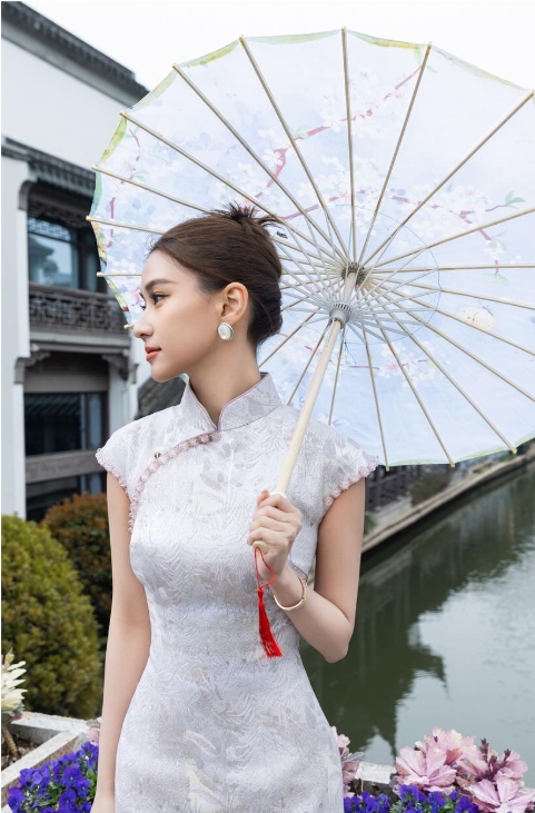 何超蓮婚後越來越有女人味。（圖／翻攝自何超蓮IG）