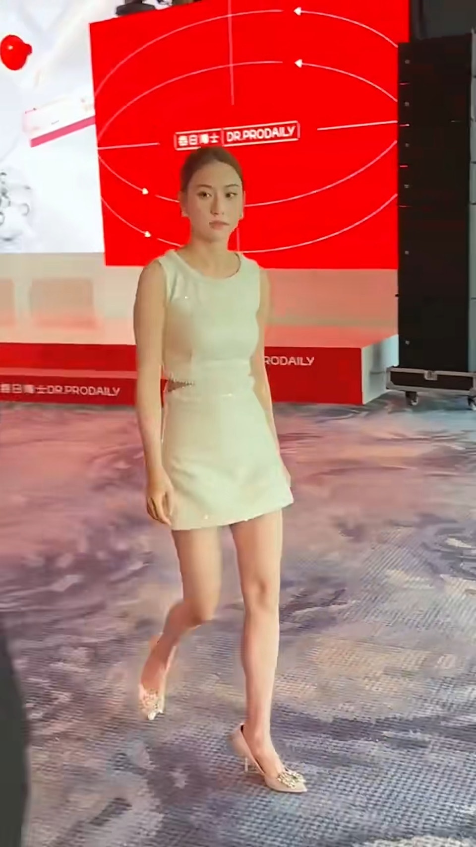 何超蓮挨批走路駝背，有網友指出因高跟鞋過大所致。（圖／翻攝自小紅書）