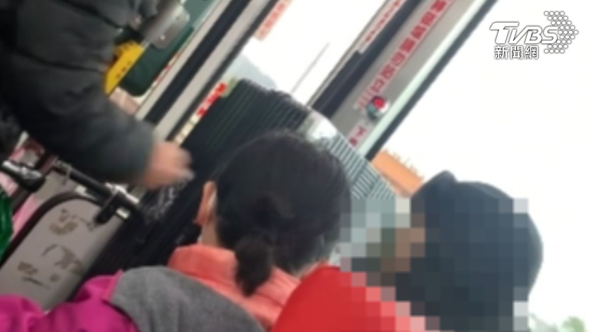 新北男搭公車「行李箱放腿上」撞到婦人 遭嗆:有沒有讀書