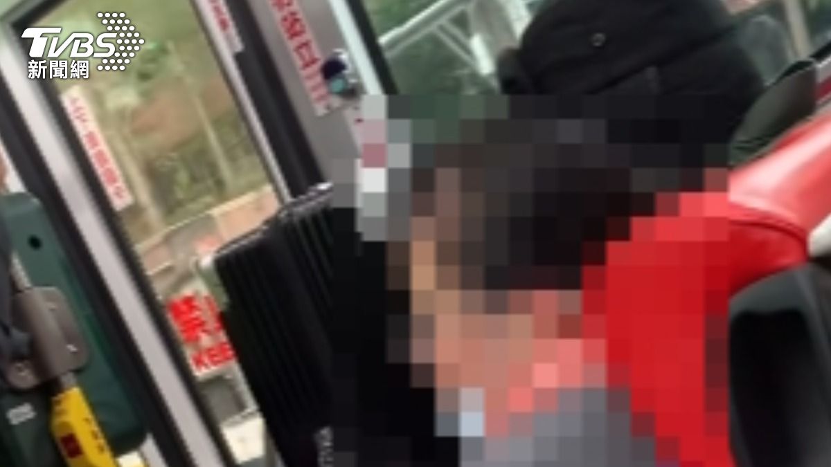 男子搭公車,「行李放腿上」遭乘客指指點點。(圖/爆料公社二社臉書)