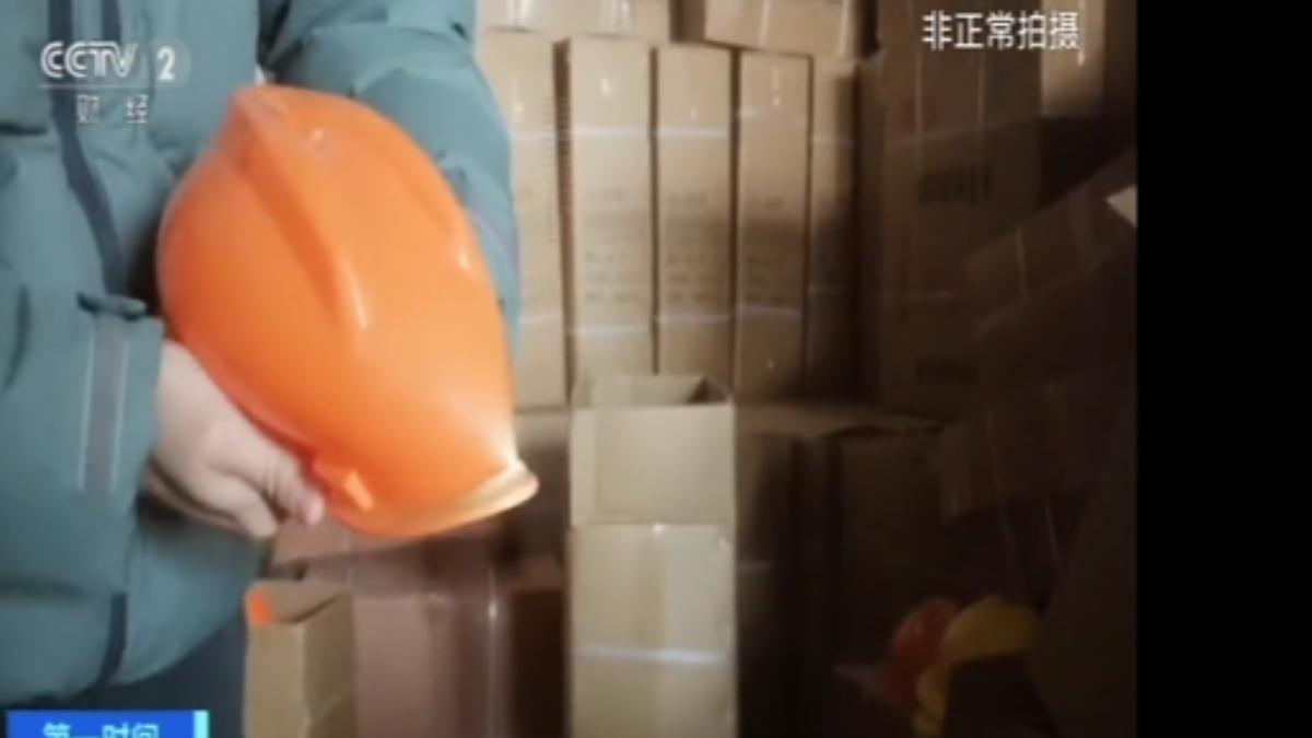 央視記者走訪安全帽商家，發現不少安全帽一按就凹陷，形同「脆皮帽」，完全無防護功能。（圖／央視）